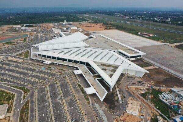 PT Utomodeck Metal Works Rampungkan Pemasangan Atap Bandara Syamsuddin Noor Tepat Waktu