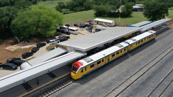 Kereta Api Pertama di Sulawesi, Stasiunnya Dibangun Dengan Atap Utomodeck