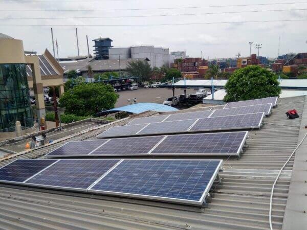 Hemat Listrik, Terminal Peti Kemas Surabaya Gunakan Utomo SolaRUV
