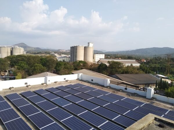 PT. Utomodeck Pasang PLTS Rooftop Podusen Kilang Gula Terbesar di Jawa Barat