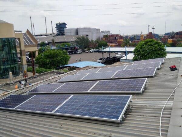 Hemat Listrik, Terminal Peti Kemas Surabaya Gunakan Utomo SolaRUV