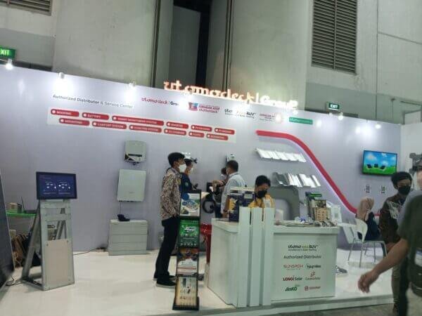 Booth Utomodeck Group Pamerkan Teknologi Atap Terintegrasi Solar Panel Di Solartech 2023